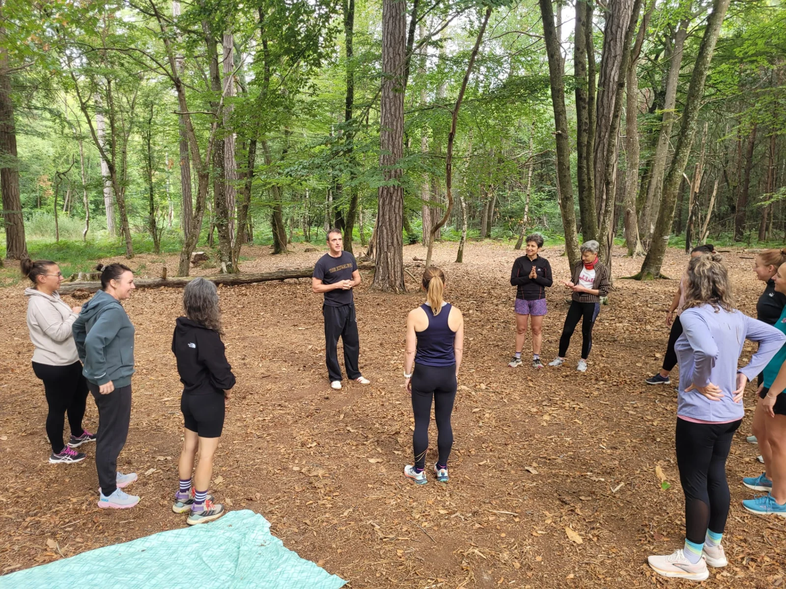 Groupe de participantes réunies en cercle dans une clairière